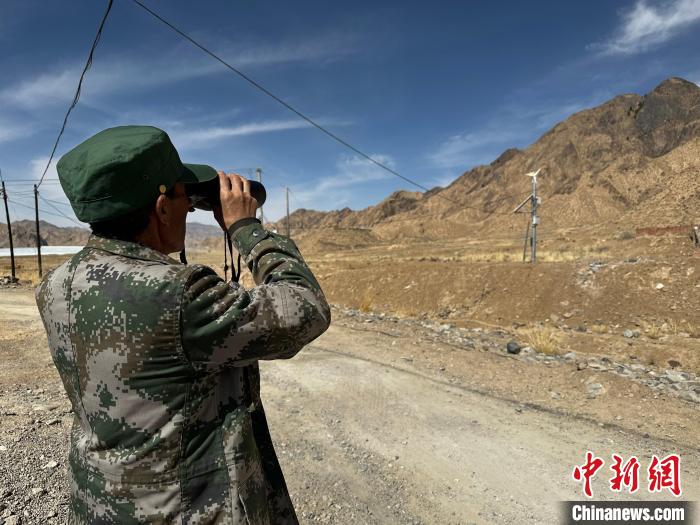 圖為文物保護員費生平正在巡查?！±铍h 攝