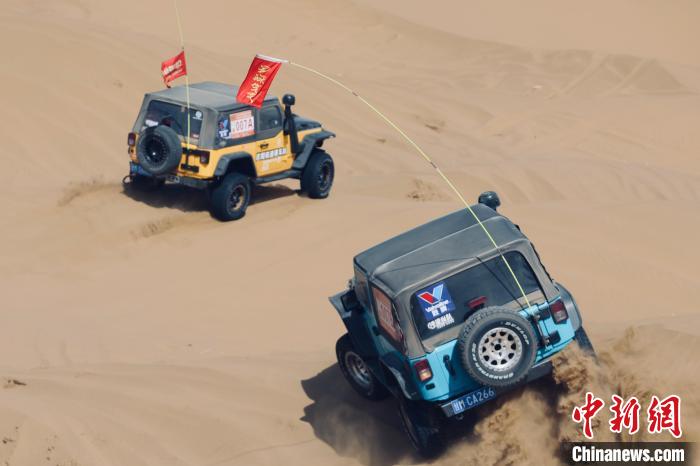 圖為高原沙漠機車越野挑戰(zhàn)賽現(xiàn)場?！≠F南縣委宣傳部供圖