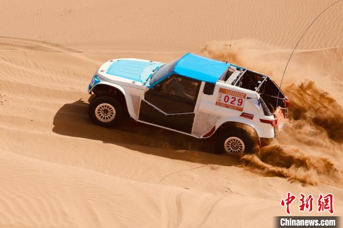 圖為高原沙漠機車越野挑戰(zhàn)賽現(xiàn)場?！≠F南縣委宣傳部供圖