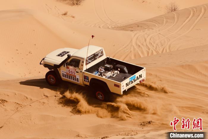 圖為高原沙漠機車越野挑戰(zhàn)賽現(xiàn)場?！≠F南縣委宣傳部供圖