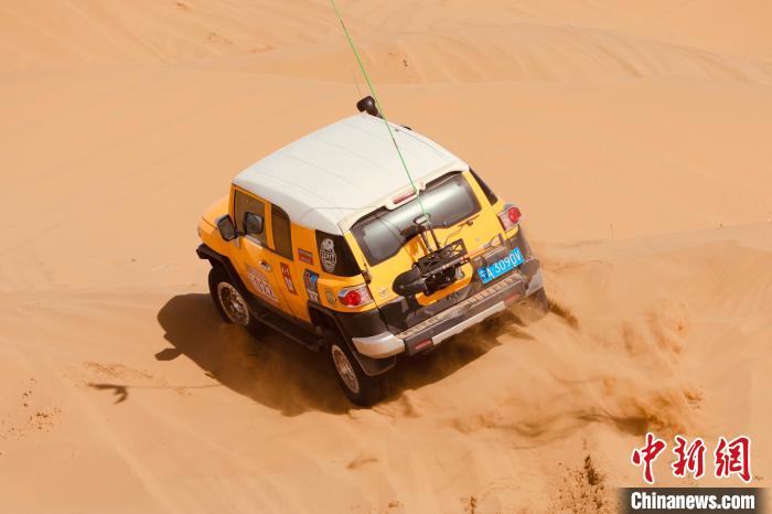 圖為高原沙漠機車越野挑戰(zhàn)賽現(xiàn)場。　貴南縣委宣傳部供圖