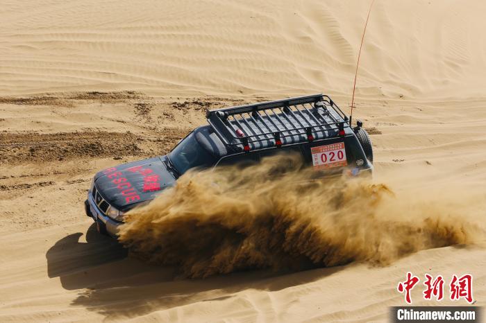 圖為高原沙漠機車越野挑戰(zhàn)賽現(xiàn)場?！≠F南縣委宣傳部供圖