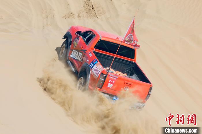 圖為高原沙漠機車越野挑戰(zhàn)賽現(xiàn)場?！≠F南縣委宣傳部供圖