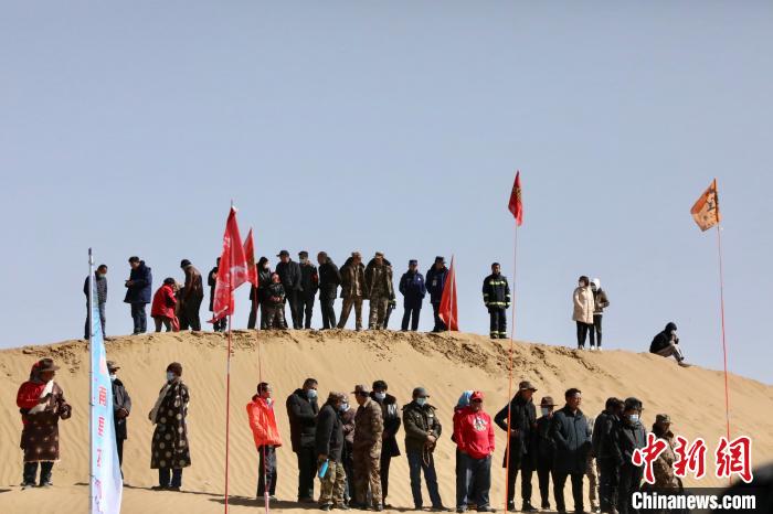 圖為來自各地的觀眾觀看比賽。　貴南縣委宣傳部供圖