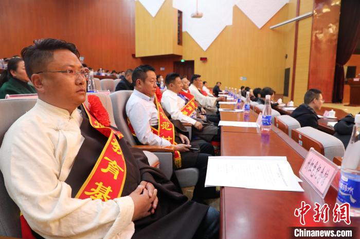 圖為玉樹州民族團(tuán)結(jié)進(jìn)步創(chuàng)建工作推進(jìn)會現(xiàn)場。　胡貴龍 攝