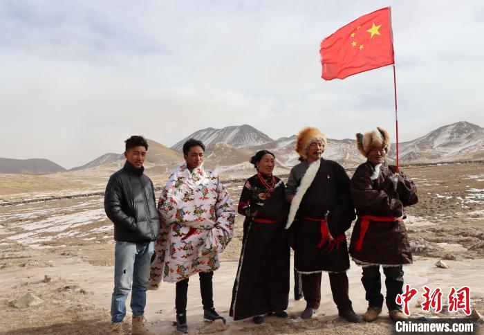 圖為青海省治多縣索加鄉(xiāng)干部群眾。(資料圖) 治多縣委宣傳部 供圖