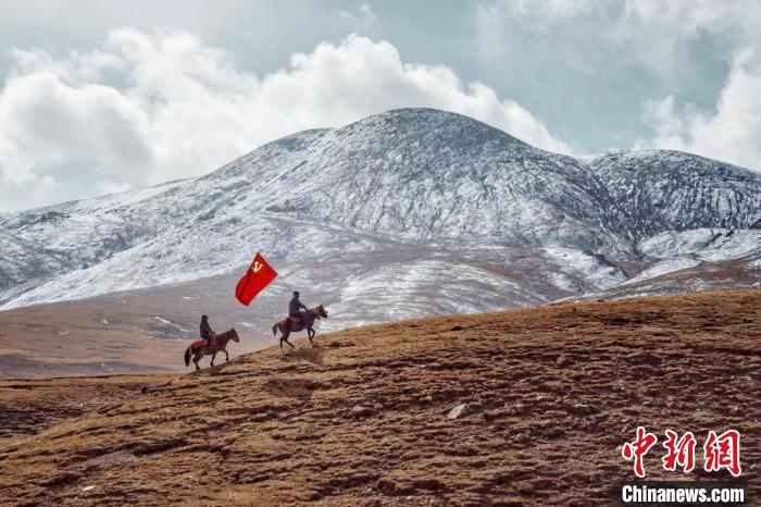 圖為青海省治多縣索加鄉(xiāng)干部群眾。(資料圖) 治多縣委宣傳部 供圖