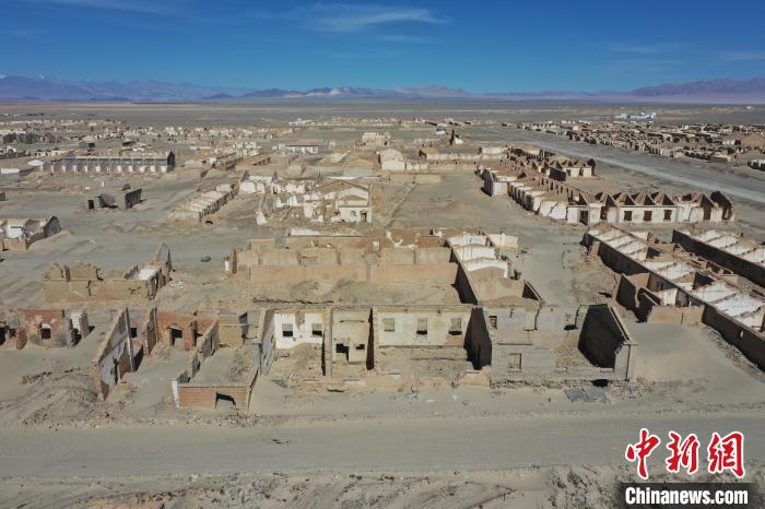 航拍青海省海西蒙古族藏族自治州茫崖市冷湖石油工業(yè)遺址保護(hù)區(qū)。　馬銘言 攝