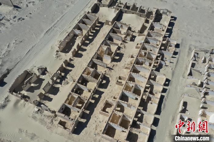 航拍青海省海西蒙古族藏族自治州茫崖市冷湖石油工業(yè)遺址保護(hù)區(qū)。　馬銘言 攝