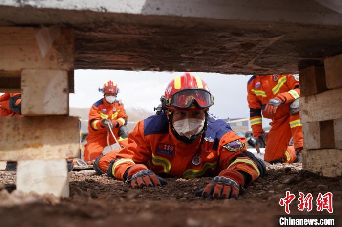 圖為地震實(shí)戰(zhàn)拉動(dòng)現(xiàn)場(chǎng)，參演人員正在進(jìn)行頂撐救援項(xiàng)目?！∮駱湎拦﹫D