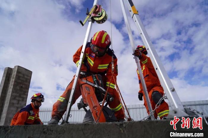圖為地震實(shí)戰(zhàn)拉動(dòng)現(xiàn)場(chǎng)，參演人員正在進(jìn)行垂直救援項(xiàng)目?！∮駱湎拦﹫D