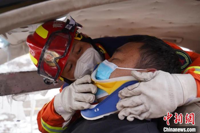 圖為地震實(shí)戰(zhàn)拉動(dòng)現(xiàn)場(chǎng)，參演人員正在進(jìn)行車輛事故救援項(xiàng)目?！∮駱湎拦﹫D