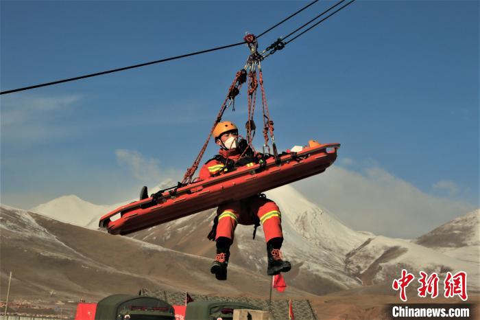 圖為地震實(shí)戰(zhàn)拉動(dòng)現(xiàn)場(chǎng)，參演人員正在進(jìn)行懸崖救助項(xiàng)目?！∮駱湎拦﹫D