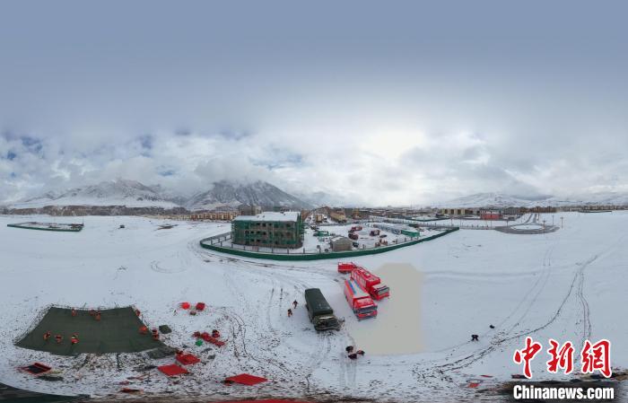 圖為地震實(shí)戰(zhàn)演練現(xiàn)場(chǎng)全景?！∮駱湎拦﹫D