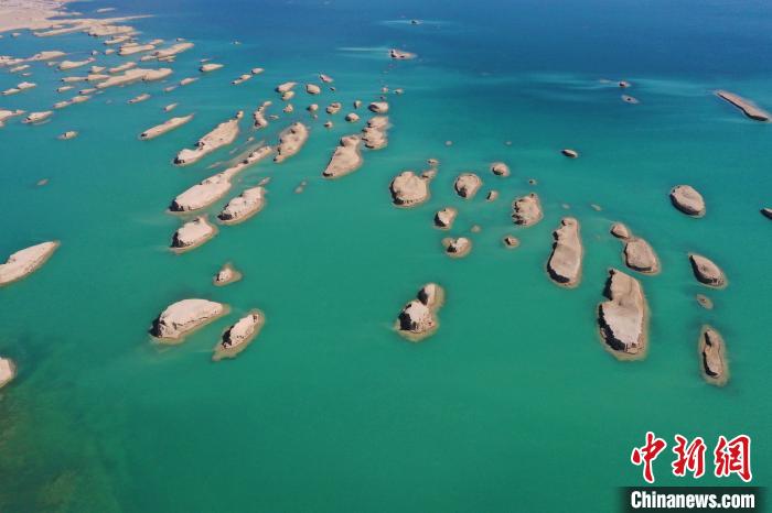 航拍青海大柴旦烏素特水上雅丹奇特景觀?！●R銘言 攝