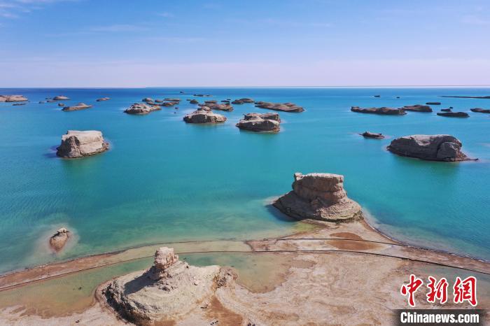 航拍青海大柴旦烏素特水上雅丹奇特景觀?！●R銘言 攝