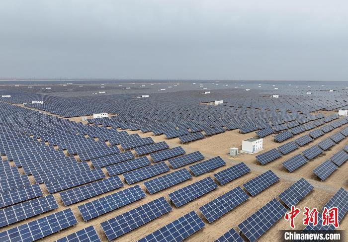 圖為航拍青海省海南藏族自治州共和縣塔拉灘光伏產業(yè)園?！∑钤鲚?攝
