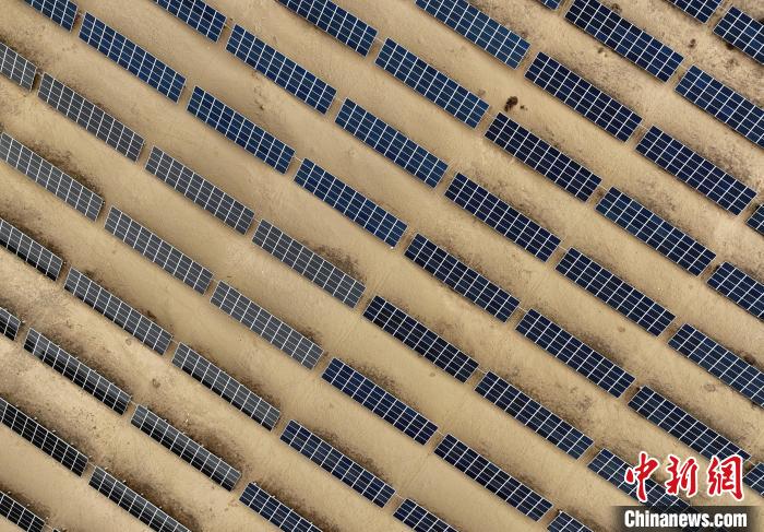 圖為航拍青海省海南藏族自治州共和縣塔拉灘光伏產(chǎn)業(yè)園。　祁增蓓 攝