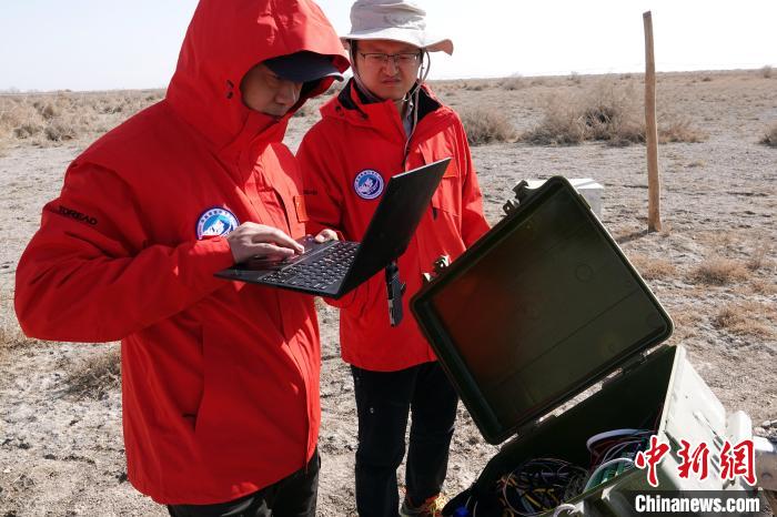 格爾木草地站，青藏科考隊(duì)員采集觀測數(shù)據(jù)。　<a target='_blank' href='/'><p  align=