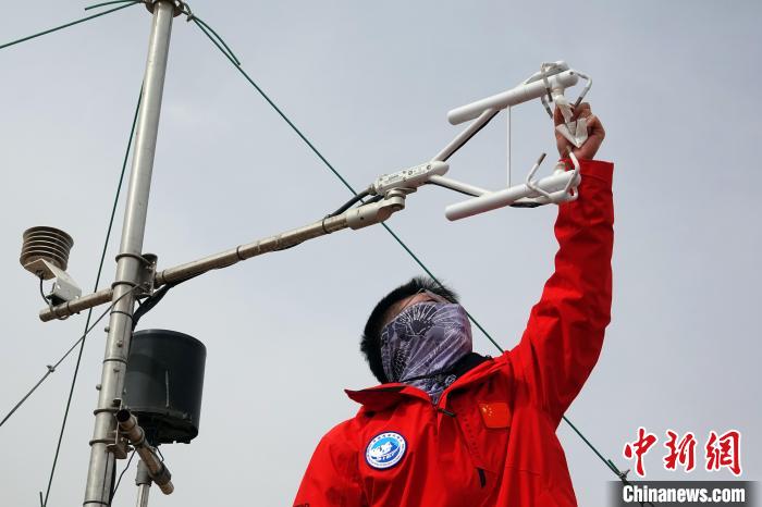 格爾木草地站，青藏科考隊(duì)員維護(hù)科研設(shè)備?！?lt;a target='_blank' href='/'><p  align=