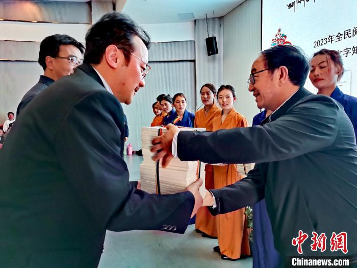 圖為贈(zèng)送叢書?！?zhí)砀?攝