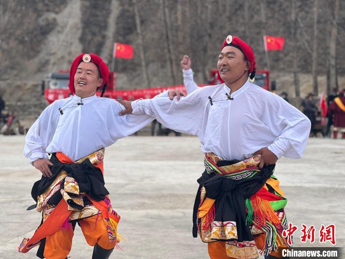 圖為當(dāng)?shù)厝罕娬寡莘沁z類歌舞文化?！±罱瓕?攝