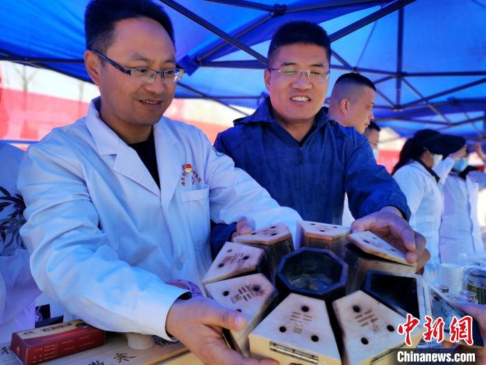 圖為青海省海東市樂(lè)都區(qū)中醫(yī)院八卦灸展示。　張?zhí)砀?攝