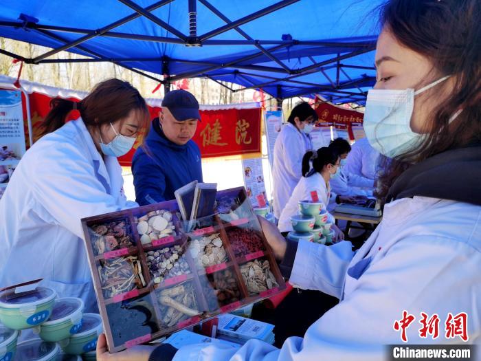 圖為中藥展示?！?zhí)砀?攝