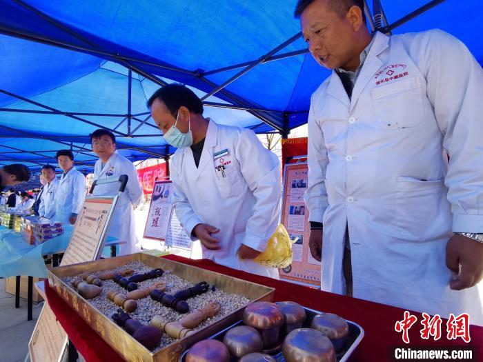 圖為青海省循化縣的國(guó)家級(jí)非遺項(xiàng)目尤闕療法的器械展示?！?zhí)砀?攝