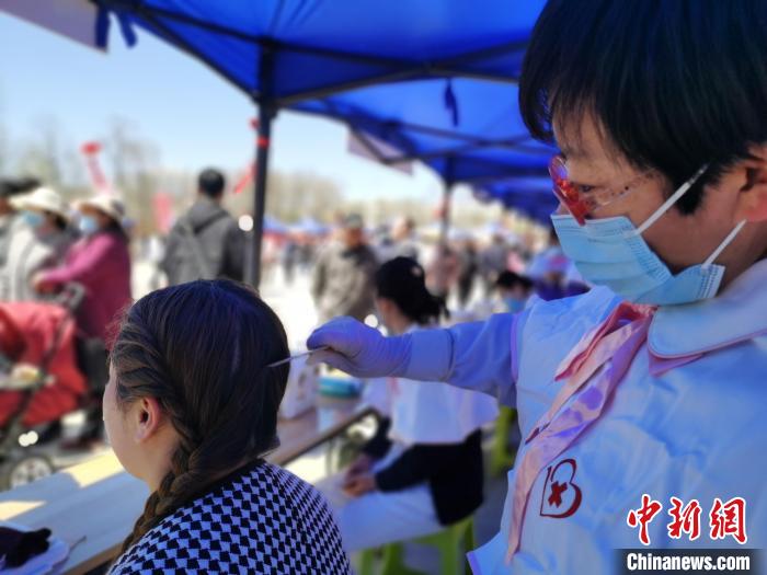 圖為刮痧?！?zhí)砀?攝