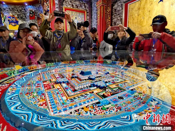 圖為參觀者拍攝壇城。　張?zhí)砀?攝