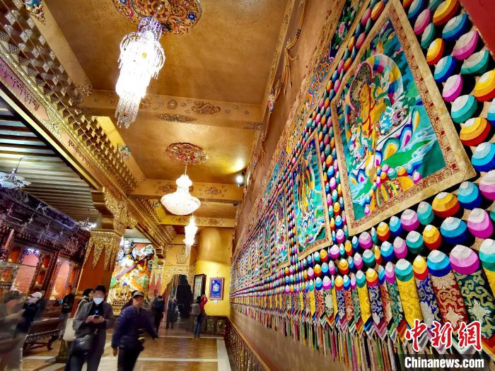 圖為仁俊畫(huà)院內(nèi)的堆繡。　張?zhí)砀?攝