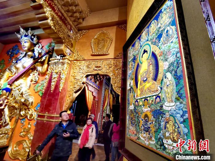 圖為仁俊畫(huà)院內(nèi)的唐卡?！?zhí)砀?攝