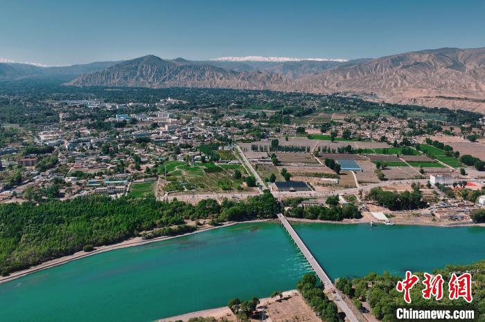 航拍青海貴德黃河岸畔綠意濃濃?！≮w凜松 攝