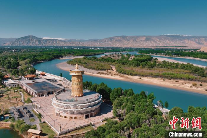 航拍青海貴德黃河岸畔綠意濃濃?！≮w凜松 攝
