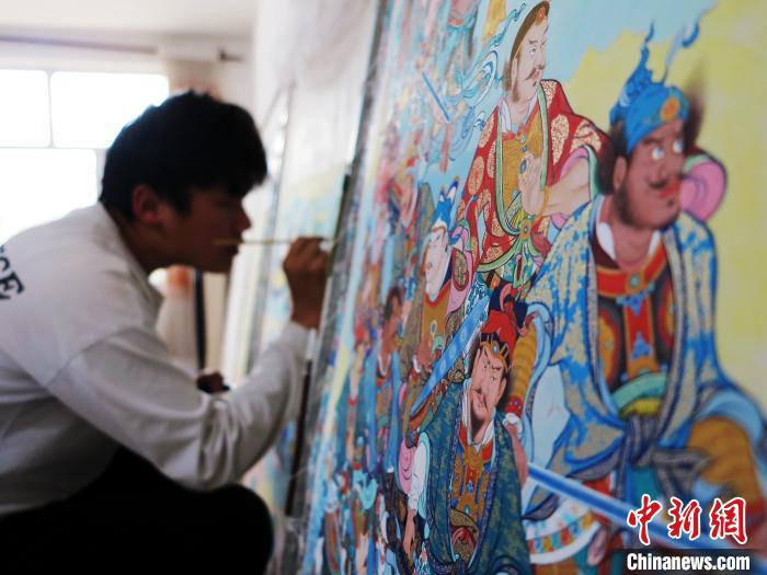 圖為熱貢龍樹畫苑內(nèi)的學(xué)徒繪畫唐卡?！?zhí)砀?攝