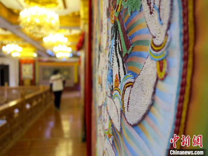 圖為黃南州同仁市熱貢龍樹(shù)畫(huà)苑內(nèi)的珍珠唐卡?！?zhí)砀?攝