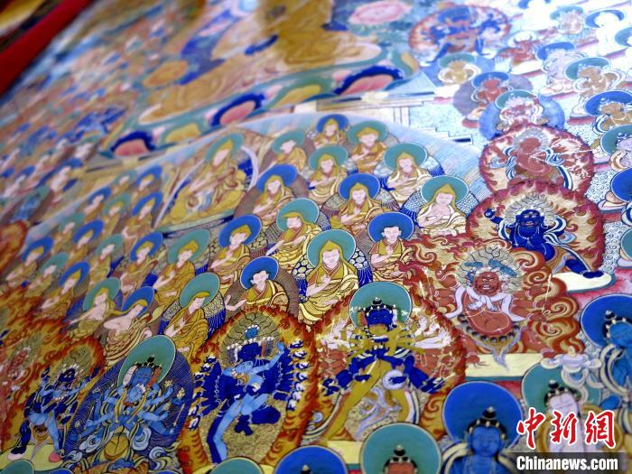 圖為熱貢龍樹(shù)畫(huà)苑內(nèi)展覽的唐卡局部?！?zhí)砀?攝