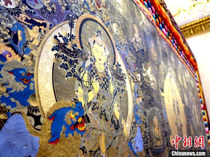 圖為熱貢龍樹(shù)畫(huà)苑內(nèi)的唐卡?！?zhí)砀?攝
