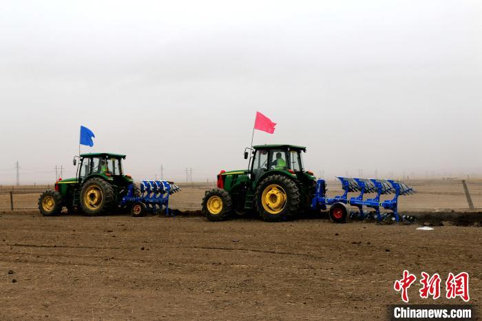 圖為播種機(jī)正在忙碌耕作。　張得存 攝