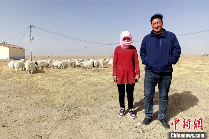 圖為華公太(右)走訪牧民?！〔彭?xiàng)什姐 攝