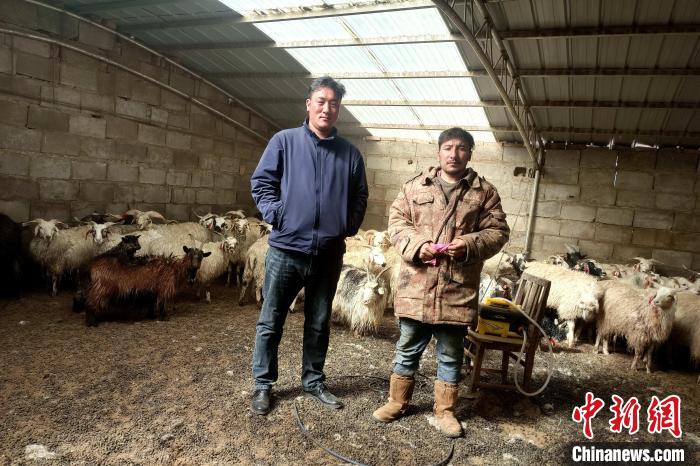 圖為華公太(左)走訪牧民生產(chǎn)生活情況?！〔彭?xiàng)什姐 攝