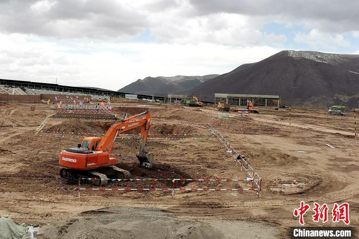 圖為光伏發(fā)電項(xiàng)目施工區(qū)正在抓緊施工?！±铍h 攝