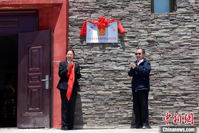 圖為揭牌儀式現(xiàn)場?！埢⒖?攝