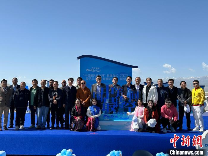 圖為國內(nèi)眾多詩人在茶卡鹽湖景區(qū)合影?！⒀?攝