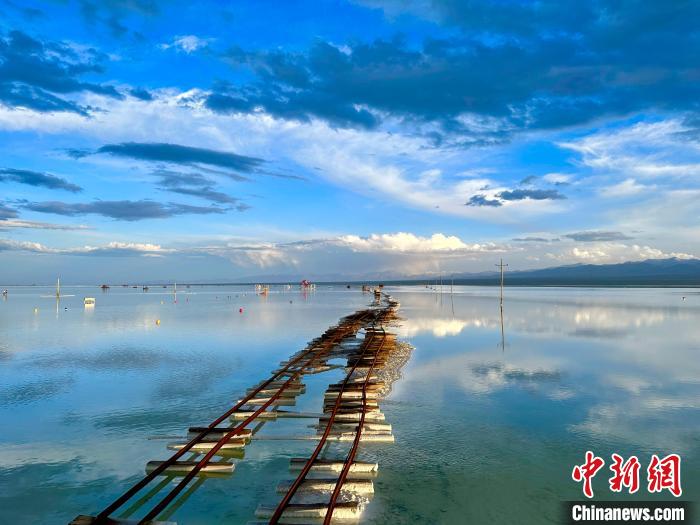 圖為茶卡鹽湖景區(qū)風(fēng)光?！⒀?攝