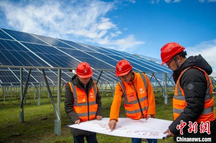 施工技術(shù)人員正在認(rèn)真核查柯拉一期光伏電站相關(guān)設(shè)計(jì)數(shù)據(jù)等?！⒅铱?攝