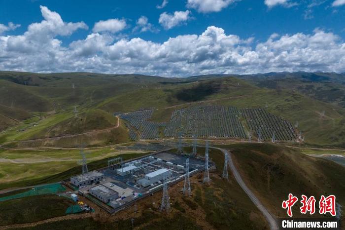 航拍建成投運(yùn)的柯拉一期光伏電站升壓站?！⒅铱?攝