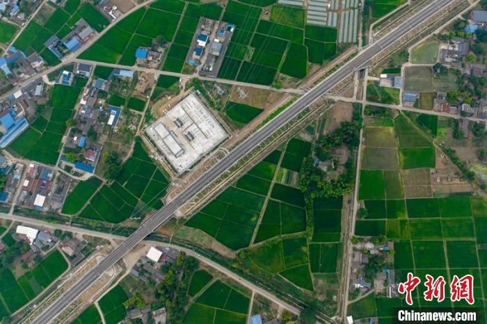 空中俯瞰綿竹牽引變電所和川青鐵路成黃段鐵路線(xiàn)?！⒅铱?攝