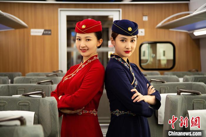 圖為整體色彩以“深藏青”和“喇嘛紅”為主調(diào)的西格段“復(fù)興號(hào)”動(dòng)車組乘務(wù)員新制服。　李磊 攝